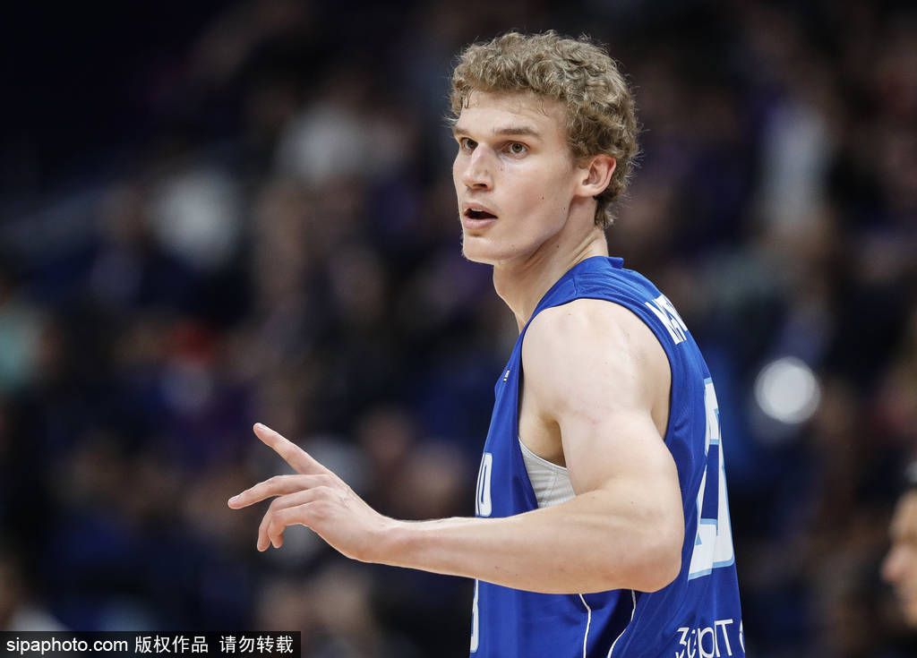 罗马诺指出，莱比锡有意在冬窗引进那不勒斯中场埃尔马斯，那不勒斯同意以2500万欧价格出售球员。